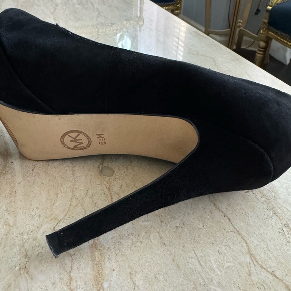 Michael Kors York Suede Pumps - Picture 4 of 7